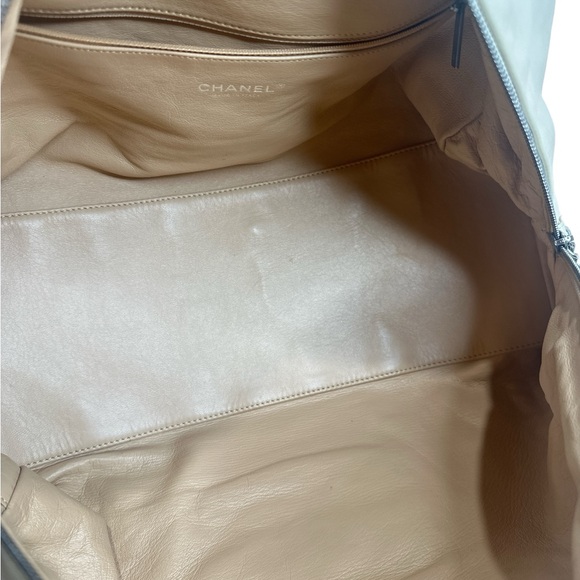 CHANEL CALF LEATHER MEDIUM LUXE LIGNE BEIGE BOWLER shoulder bag - Picture 8 of 16